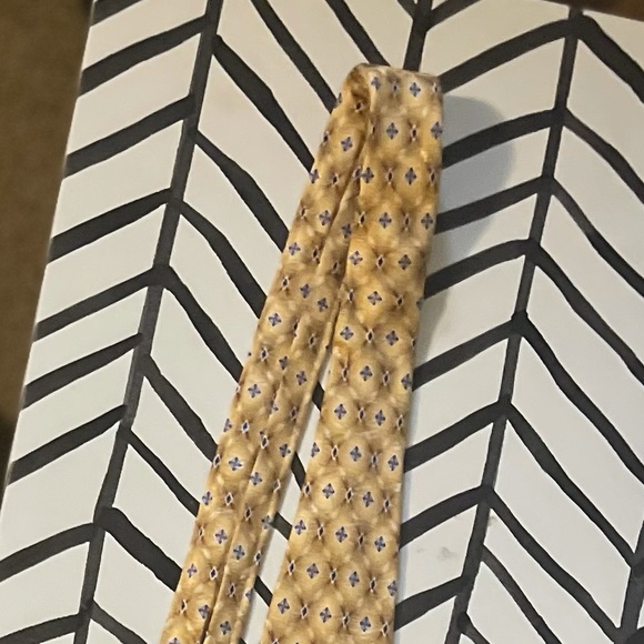 Round Tree Yorke Tie - Picture 4 of 5